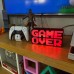 GAME OVER LED Dekoratif Işıklı Masa Lambası – USB & Pilli - Oyun Odası Dekor - Kırmızı Işık GAME OVER LED Dekoratif Işıklı Masa Lambası – USB & Pilli - Oyun Odası Dekor - Kırmızı Işık